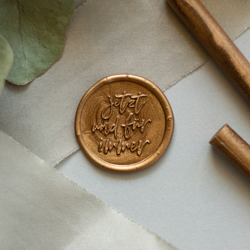 goldenes Wachssiegel auf Seidenband