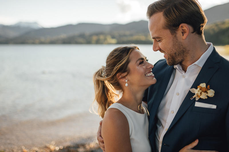 Papeterie_modern_Einladungskarten_schlicht_kupfer_München_Tegernsee-162 Hochzeit Tegernsee Brautpaar