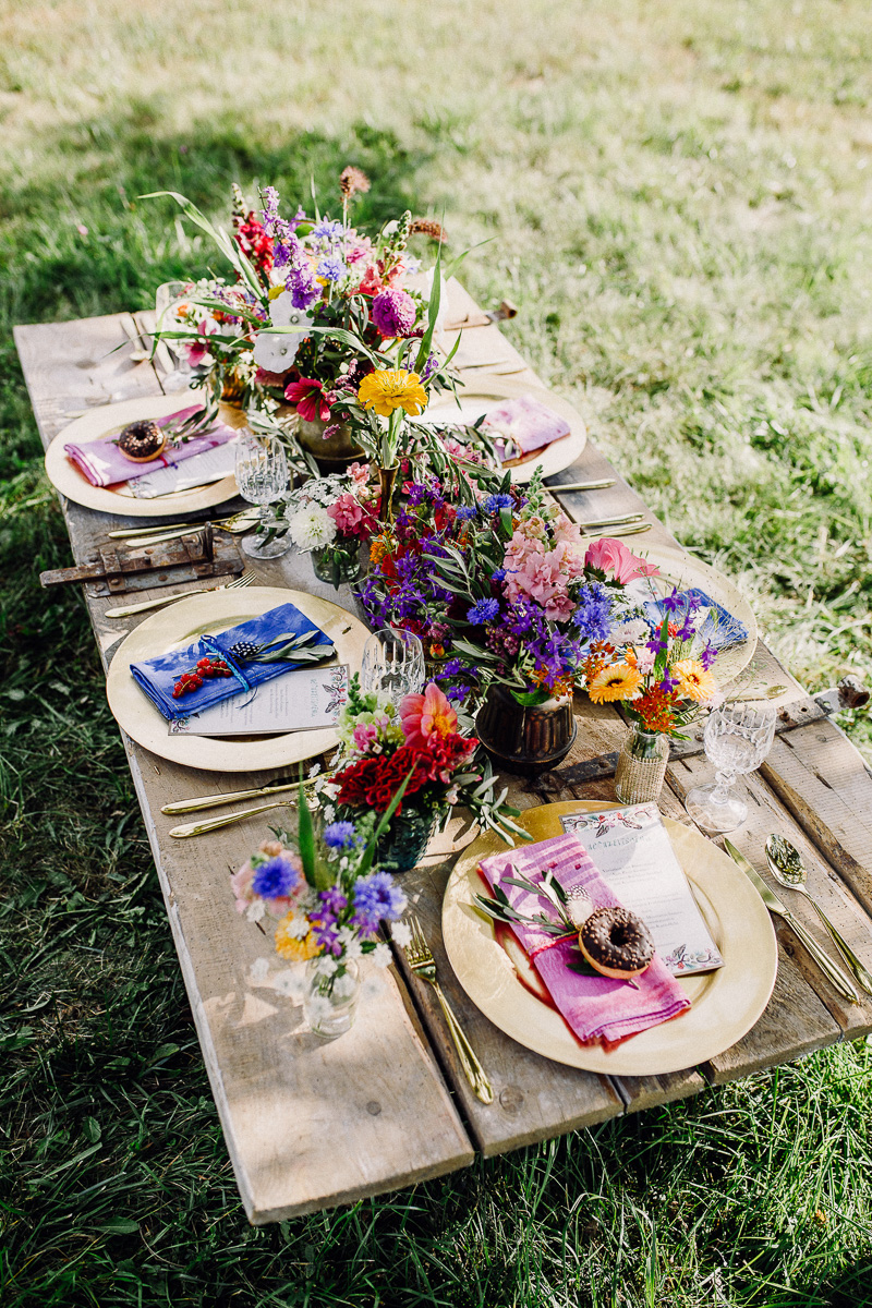 Gartenhochzeit_Jawort im Freien_farbgold-18 bunte Hochzeitstafel im Garten