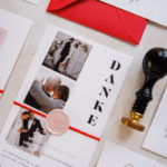 Hochzeitspapeterie pimpen: Idee für eine verzierte Hochzeitsdankeskarte mit Wachssiegel und Siegelstempel.