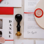 Detailansicht einer mit DIY-Materialien aufgewerteten Hochzeitspapeterie.