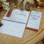 Hochzeitseinladung im Boho-Stil mit passendem Text.