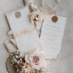Hochzeitseinladung im Fine Art Stil mit Blattgoldecken und Dekoration in Blush.