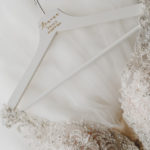 Märchenhaftes Brautkleid mit Spitze und Perlen in Ivory.