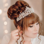 Getting Ready - Braut mit Hochsteckfrisur und Diadem.