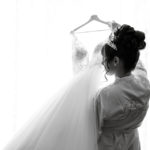 Getting Ready - Braut mit Hochsteckfrisur und Diadem.