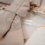 Tischschmuck mit Hochzeitspapterie in Naturtönen und Gold.