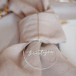 Tischschmuck mit Hochzeitspapterie in Naturtönen und Gold.