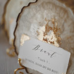 Tischordnung mit Resin Art und Papeterie in Gold.