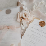 Hochzeitseinladung im Fine Art Stil mit Blattgoldecken und Seidenbändern in Blush.