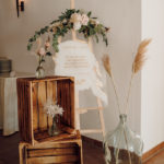 Hochzeitsempfangsschild in Naturtönen, Weiß und Gold.