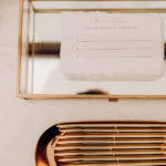 Hochzeitsgrüße mit goldenen Elementen.