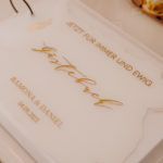 Hochzeitsgästebuch in Weiß und Gold.