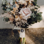 Brautstrauß in Blush mit Eukalyptus.