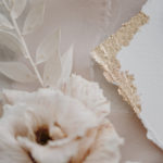 Hochzeitseinladung mit Blattgoldecken und Dekoration in Blush.