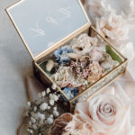 Ringbox aus Glas und Metall in Gold und Dekoration in Blush.