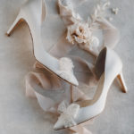 Brautschuhe in Ivory mit Perlenschleife und Seidenbändern in Blush.