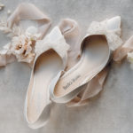 Brautschuhe in Ivory mit Perlenschleife und Seidenbändern in Blush.