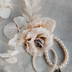 Brautschmuck in Silber mit Perlen und Trockenblumen als Dekoration.
