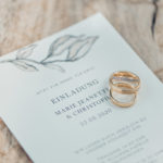 Ehevertrag-Hochzeitspapeterie mit goldenen Eheringen.