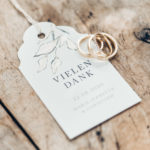 Ehevertrag-Hochzeitspapeterie mit goldenen Eheringen.