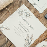 Ehevertrag-Save the Date Karte auf Strukturpapier.