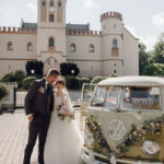 Hochzeit auf Schloss Igling mit Bulli und Hochzeitspaar.