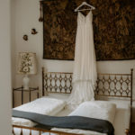 Brautkleid uf Bügel über Bett