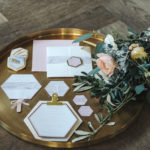 Papeterie Flatlay auf Tablett