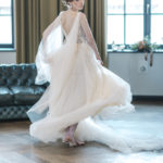 tanzende Braut im Brautkleid