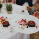 Angerichtetes Dessert auf Teller